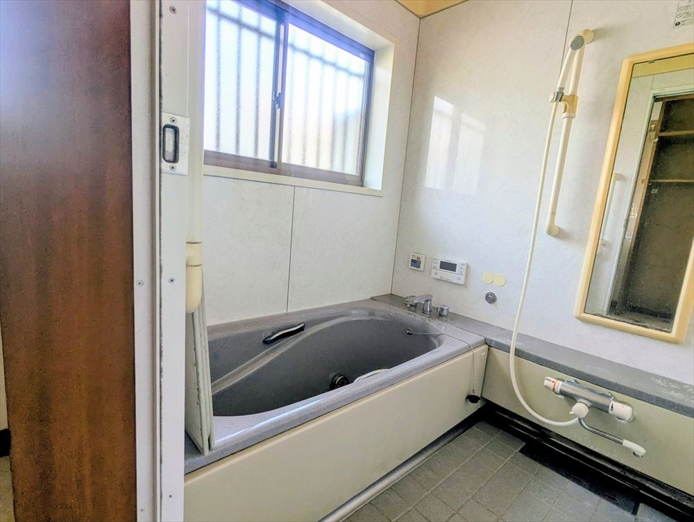 【浴室】窓付きで換気も十分に行えます♪1日の疲れを癒せる浴室です（＾＾）/（2026年4月撮影）