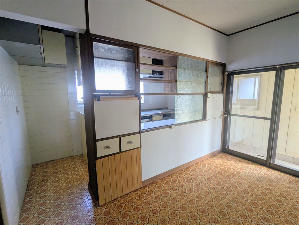 【ダイニングキッチン】ダイニングテーブルと椅子を置いて食事スペースを作ることができるので、お料理の配膳もラクラク♪（2026年4月撮影）