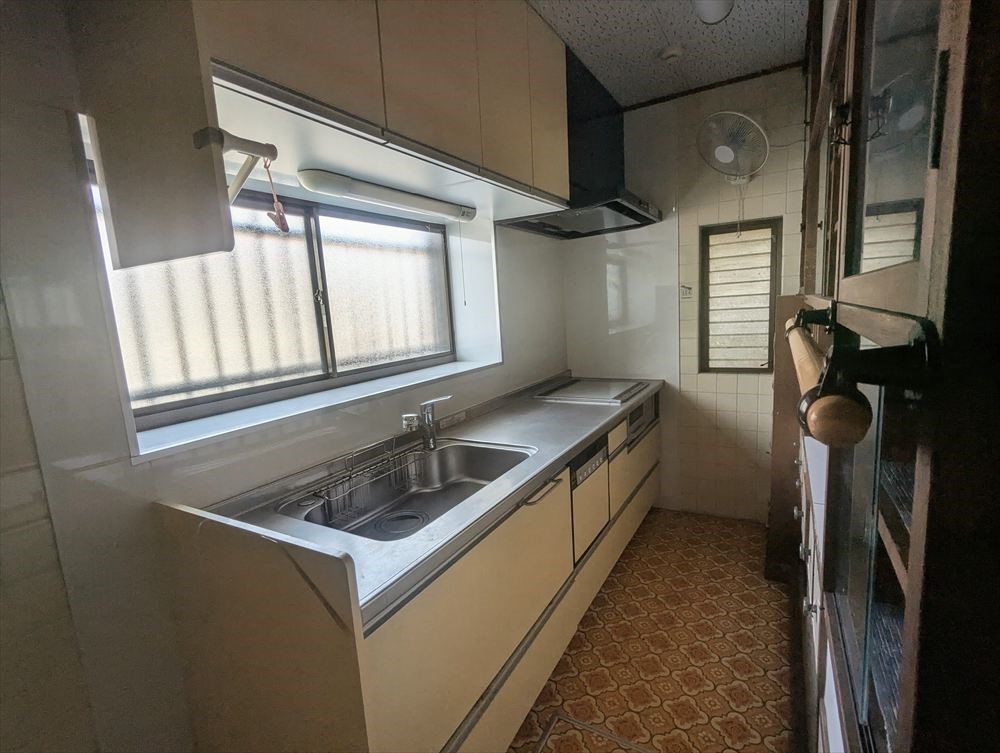 【キッチン】窓があるので手元が明るい♪（2026年4月撮影）