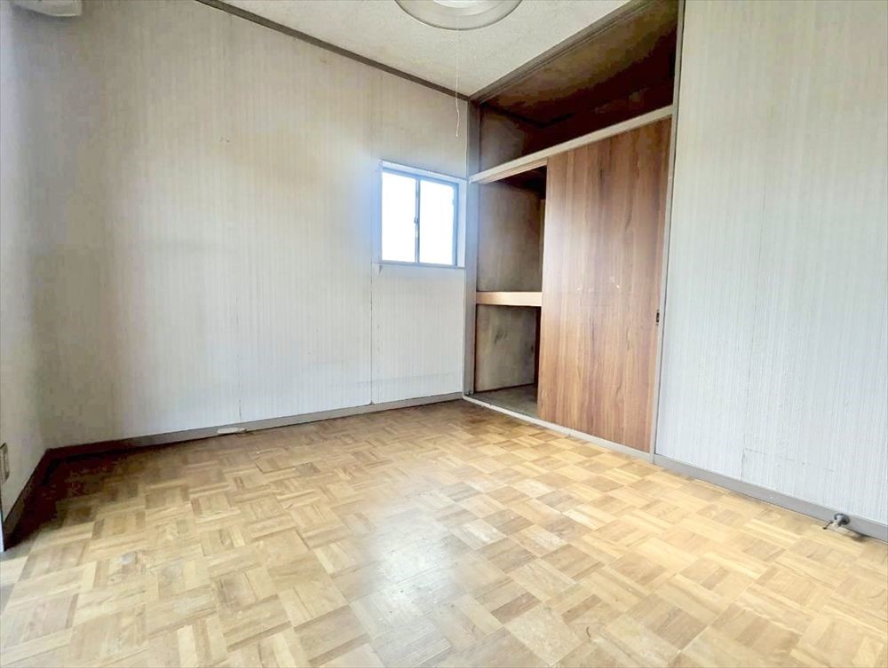 【２F洋室】洋室は寝室や書斎としても使えます♪※リフォーム前の写真です※2026年4月撮影