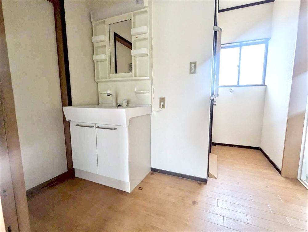 【洗面所】横に並んでも手狭にならないゆとりある洗面所♪※リフォーム前の写真です※2026年4月撮影