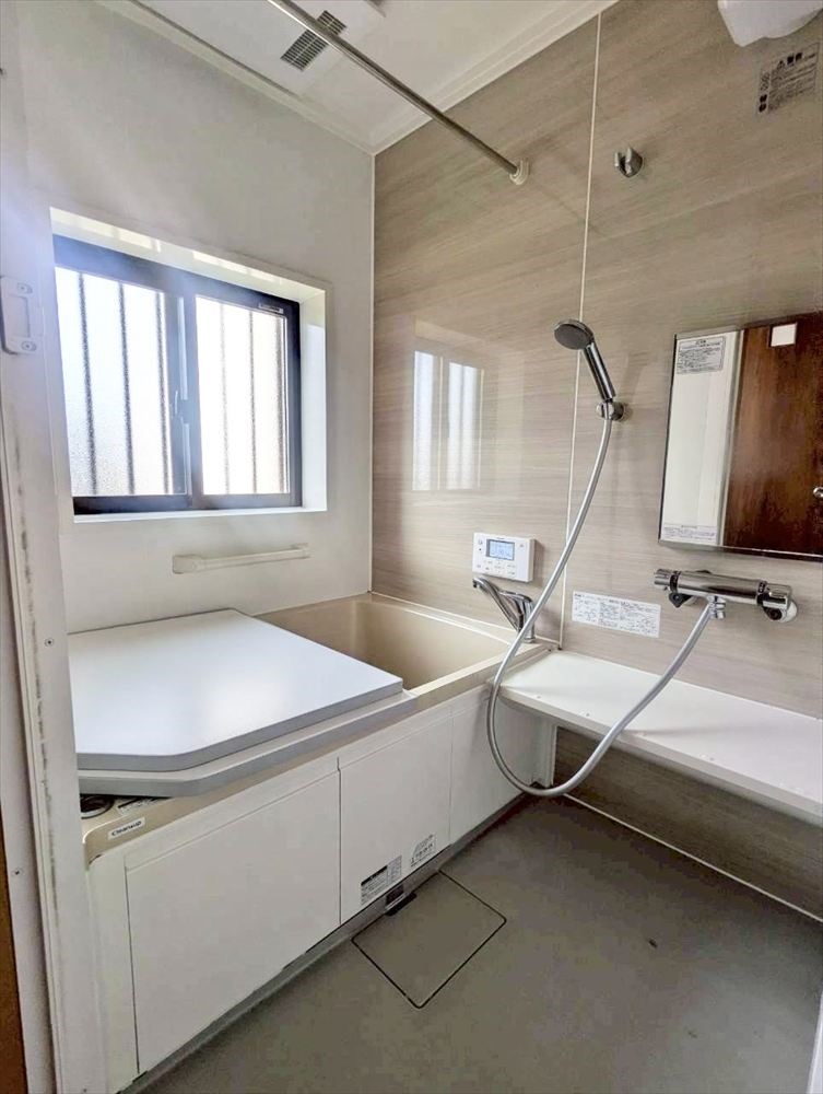 【浴室】窓がついていて換気しやすいお風呂です♪※リフォーム前の写真です※2026年4月撮影