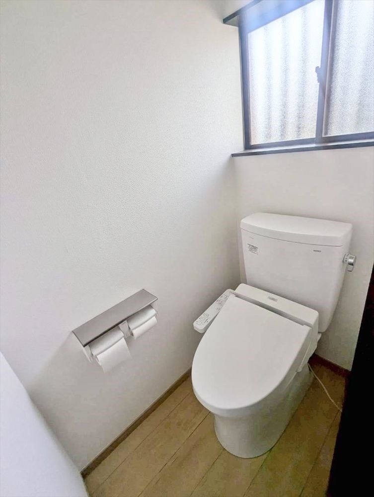 【トイレ】窓付きで換気もスムーズなトイレ♪※リフォーム前の写真です※2026年4月撮影