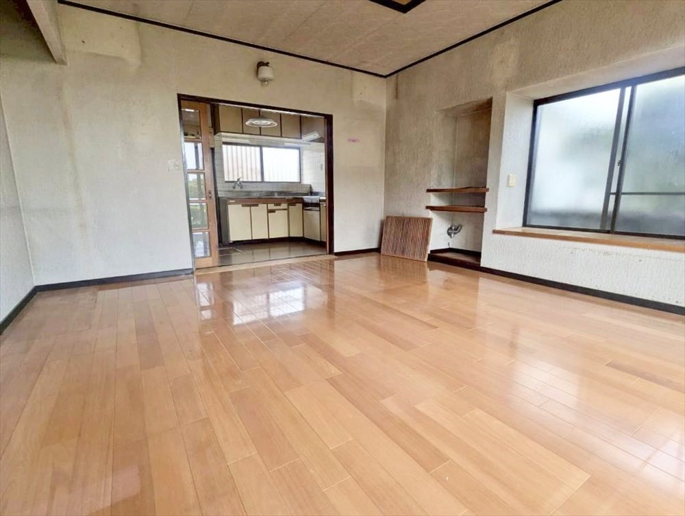 【リビング】家族が自然と集まる心地よいリビングです♪※リフォーム前の写真です※2026年4月撮影