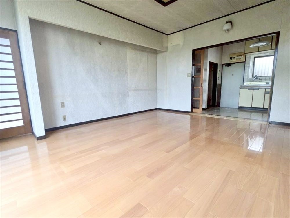 【リビング】南向きで日当たりのよい11.2帖のリビング♪※リフォーム前の写真です※2026年4月撮影