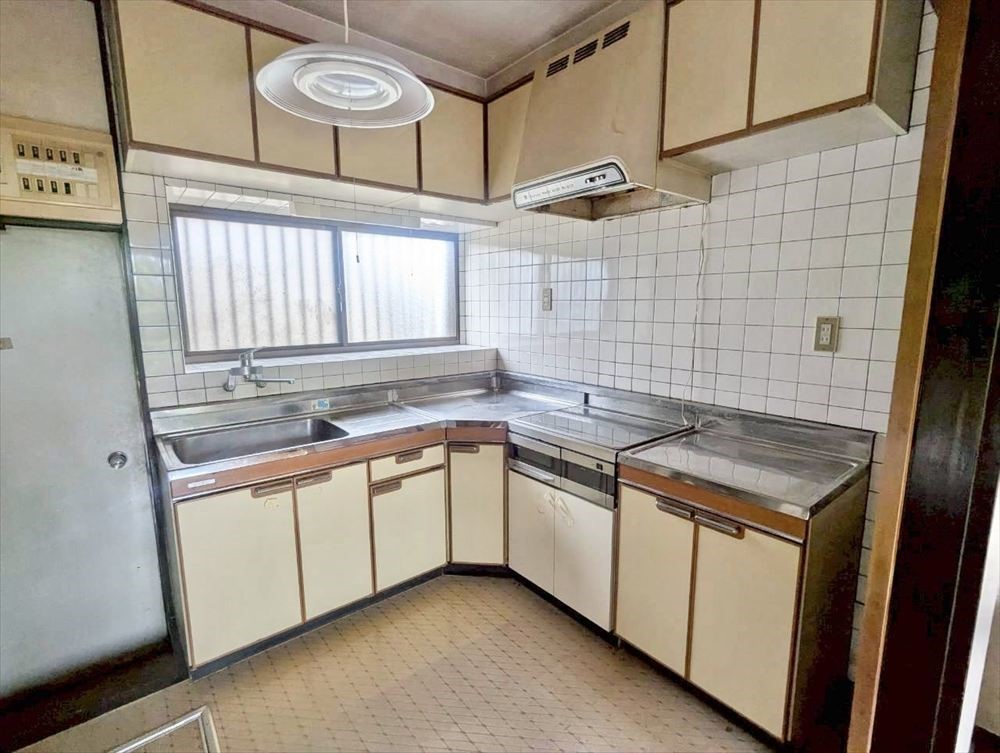 【キッチン】換気しやすく収納豊富なキッチン♪※リフォーム前の写真です※2026年4月撮影