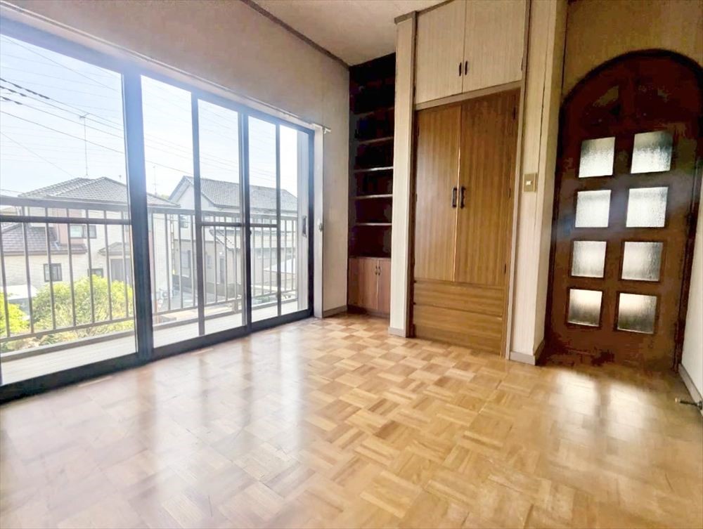 【２F洋室】2階洋室2部屋がバルコニーに繋がり開放的♪※リフォーム前の写真です※2026年4月撮影