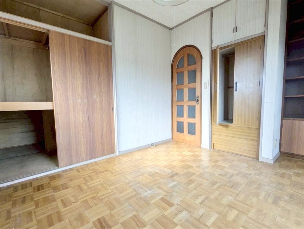 【２F洋室】収納付きで広く使える洋室です♪※リフォーム前の写真です※2026年4月撮影