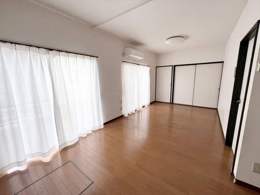 【リビング】大きな窓ので12帖のお部屋を明るく、温かな雰囲気にしてくれます♪※2026年7月撮影
