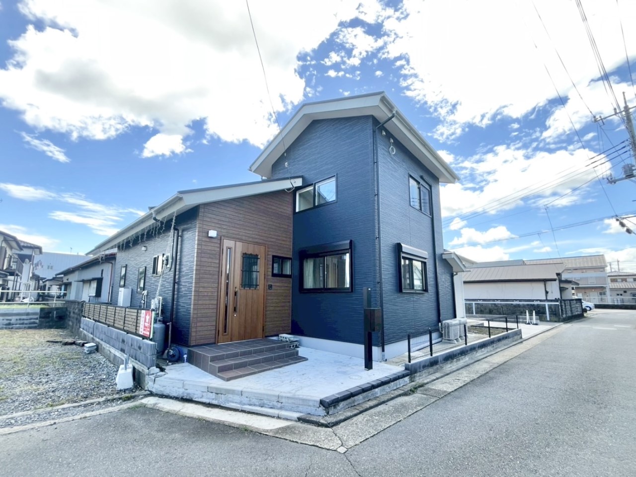 【外観】重い瓦屋根から、防水性・耐久性に優れたアスファルトシングルに切り替えました♪
