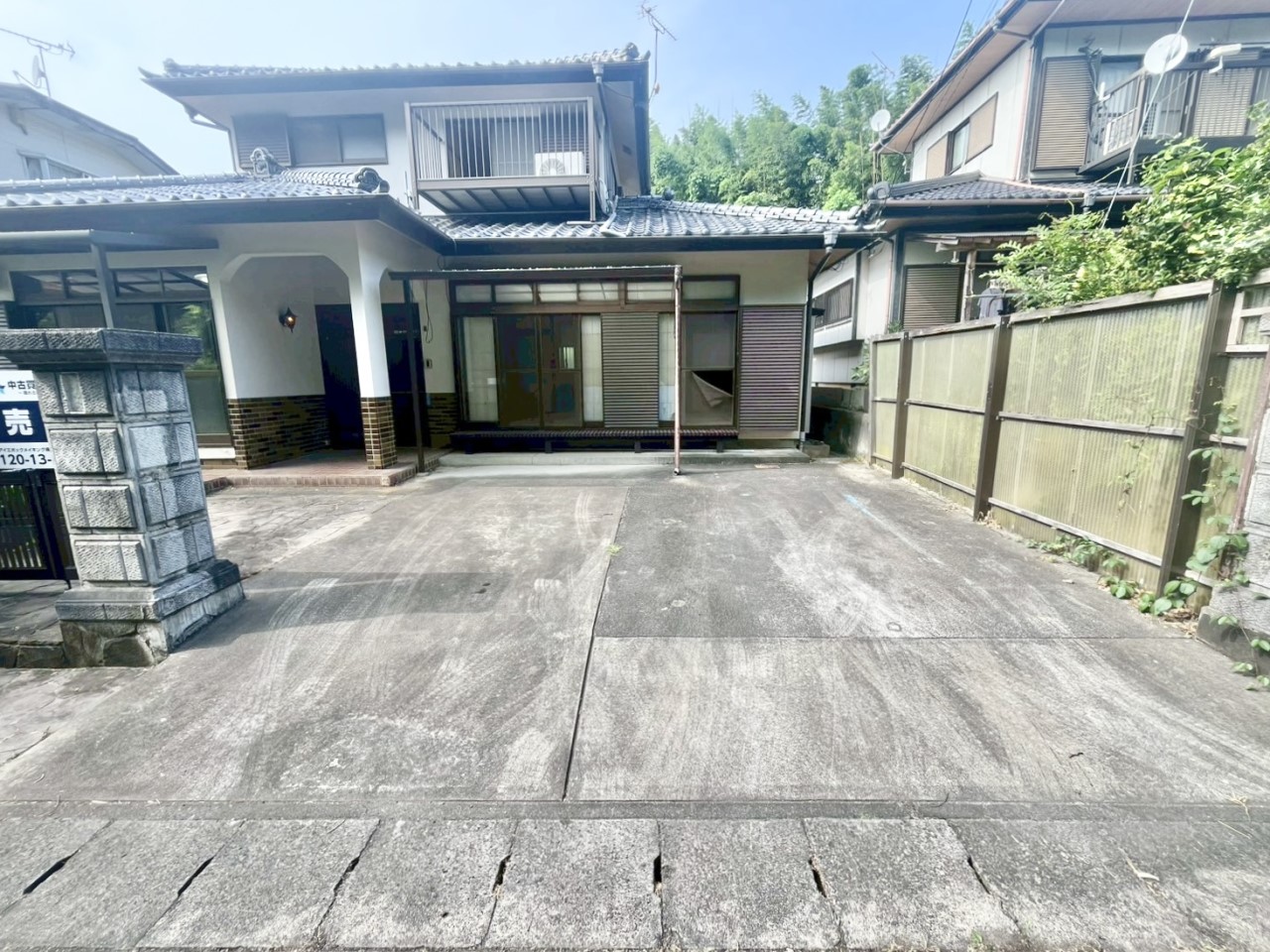 【外観】並列駐車2台可能です(^^)/お車の駐車スペースは欠かせません♪