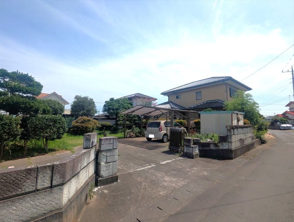 お車4台駐車可能♪敷地内が広いので駐車もラクラク！！※現況販売となります。2025.9月撮影