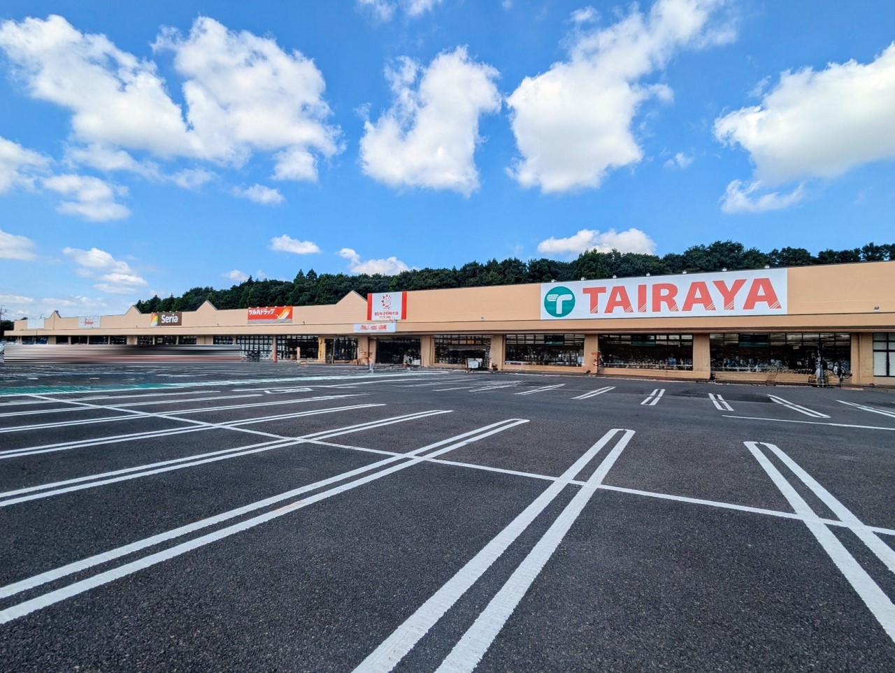 城里ショッピングプラザ(2400m)-スーパーや100均、ドラッグストアなどがあり、日用品の買い出しが一気に済みます！！