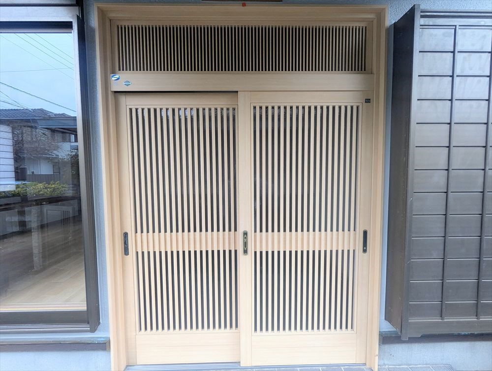 【玄関】※リフォーム後の写真です（2026年3月撮影）美しい縦格子が魅力の玄関引き戸♪
