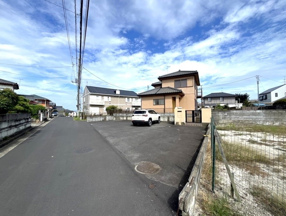 車通りが激しくないので駐車する際も安心です♪※現況販売となります。２０２５年９月撮影