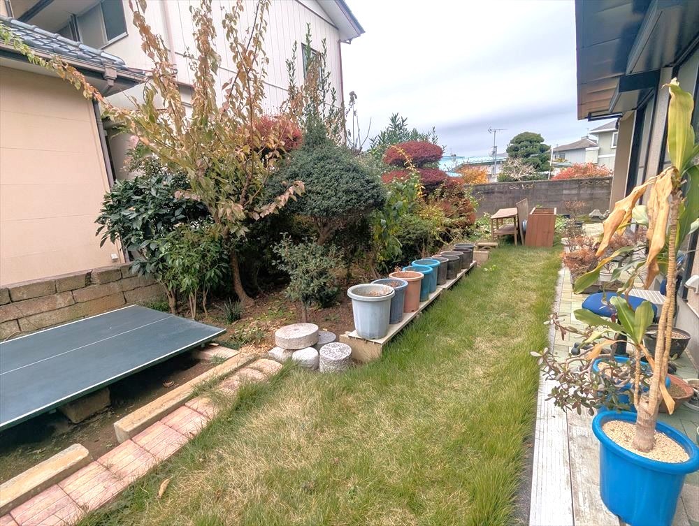 【現地外観】※現況販売となります。お庭広々、ガーデニングも楽しめます。（２０２５．１１月撮影）