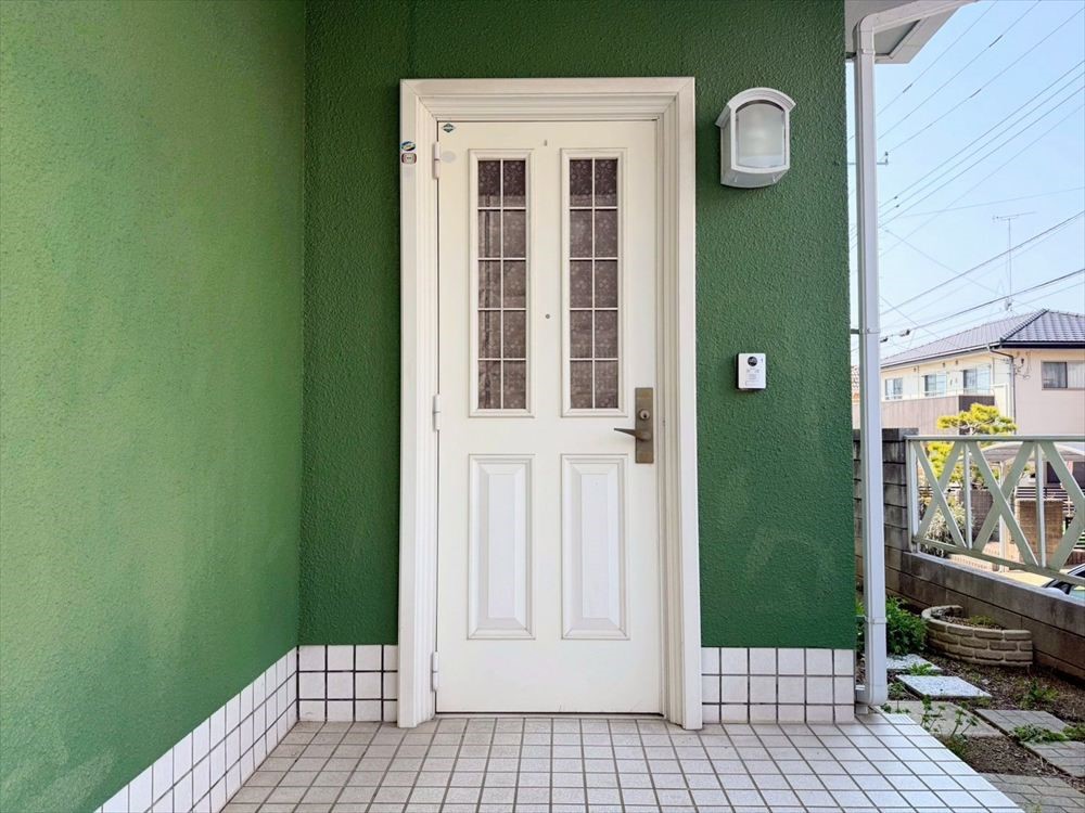 【玄関】鮮やかなグリーンが目を引く外観に白のドアが映える玄関♪※2026年3月撮影