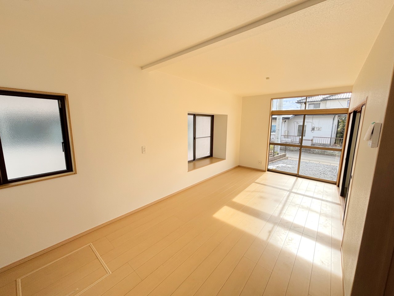 1階東側の和室はリビングにリフォーム！南面と東面に窓があるので陽当たりが良く、隅まで明るくしてくれます♪（2025年11月撮影）