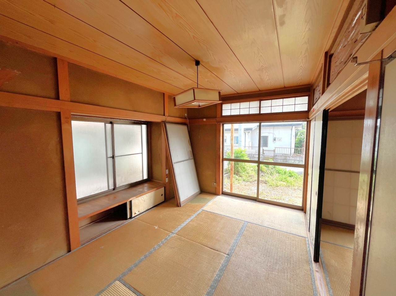 1階の東側6帖の和室です！南面と東面に窓があるので陽当たりが良く、お部屋の隅まで明るくしてくれます♪（2025年6月撮影）