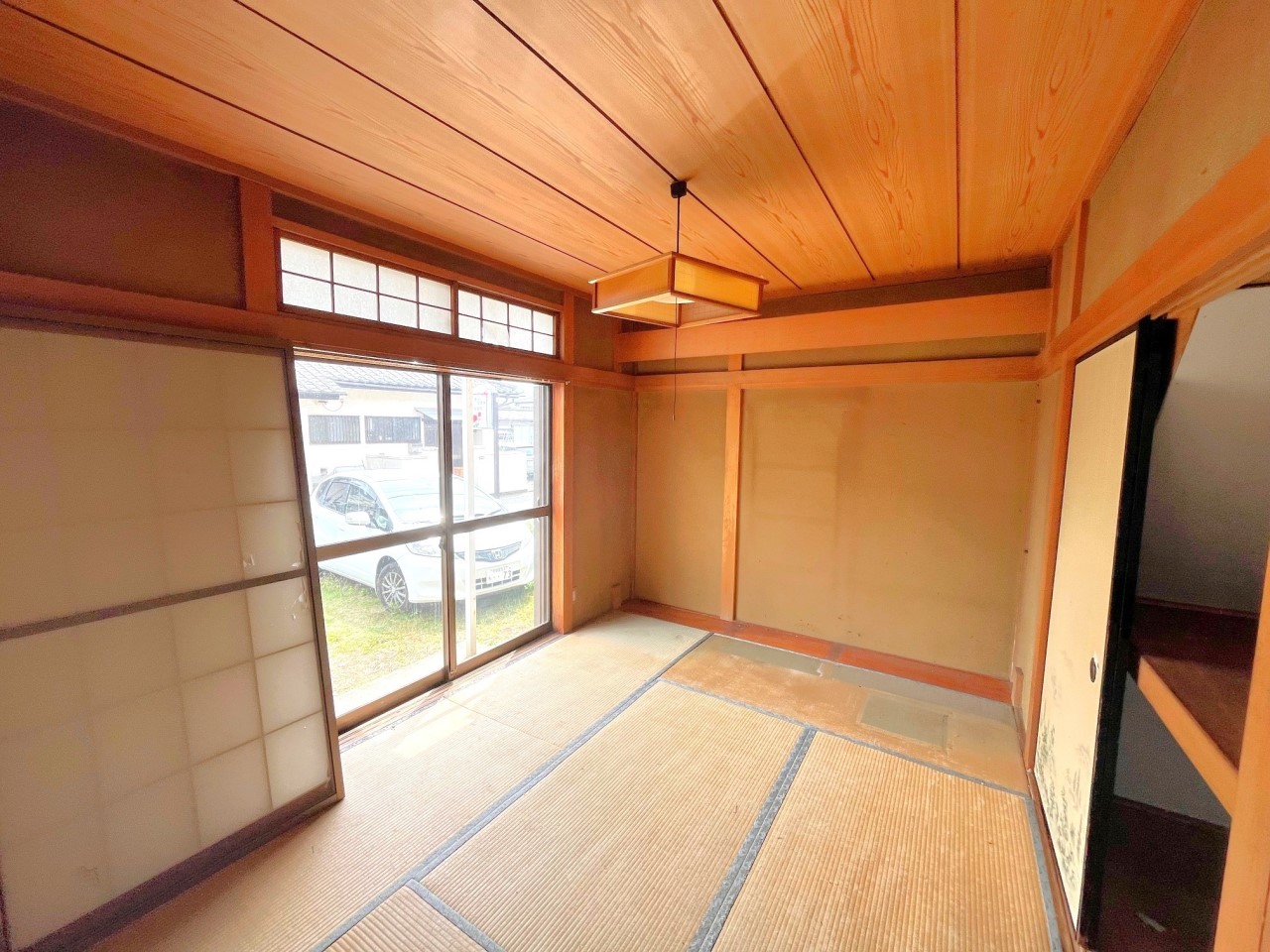 1階の西側6帖の和室です！南向きで陽当たりの良いお部屋なので、居間や客間、お子様の遊び部屋など、様々な場面で活用ができます♪（2025年6月撮影）