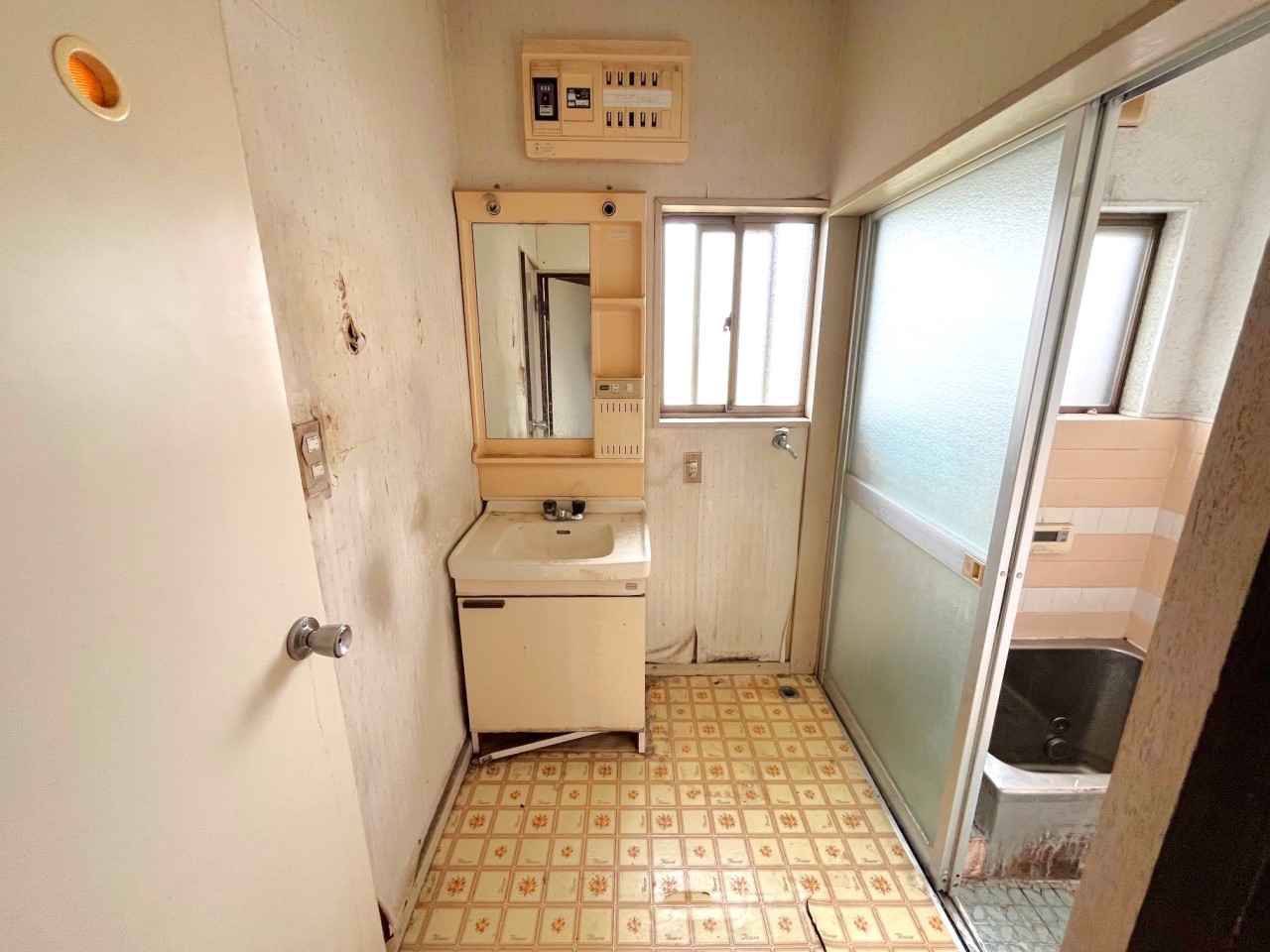 洗濯機を置いてもゆとりある広さの洗面脱衣室です♪お風呂に入る際に、洗濯物をそのまま洗濯機に入れて便利です♪（2025年6月撮影）