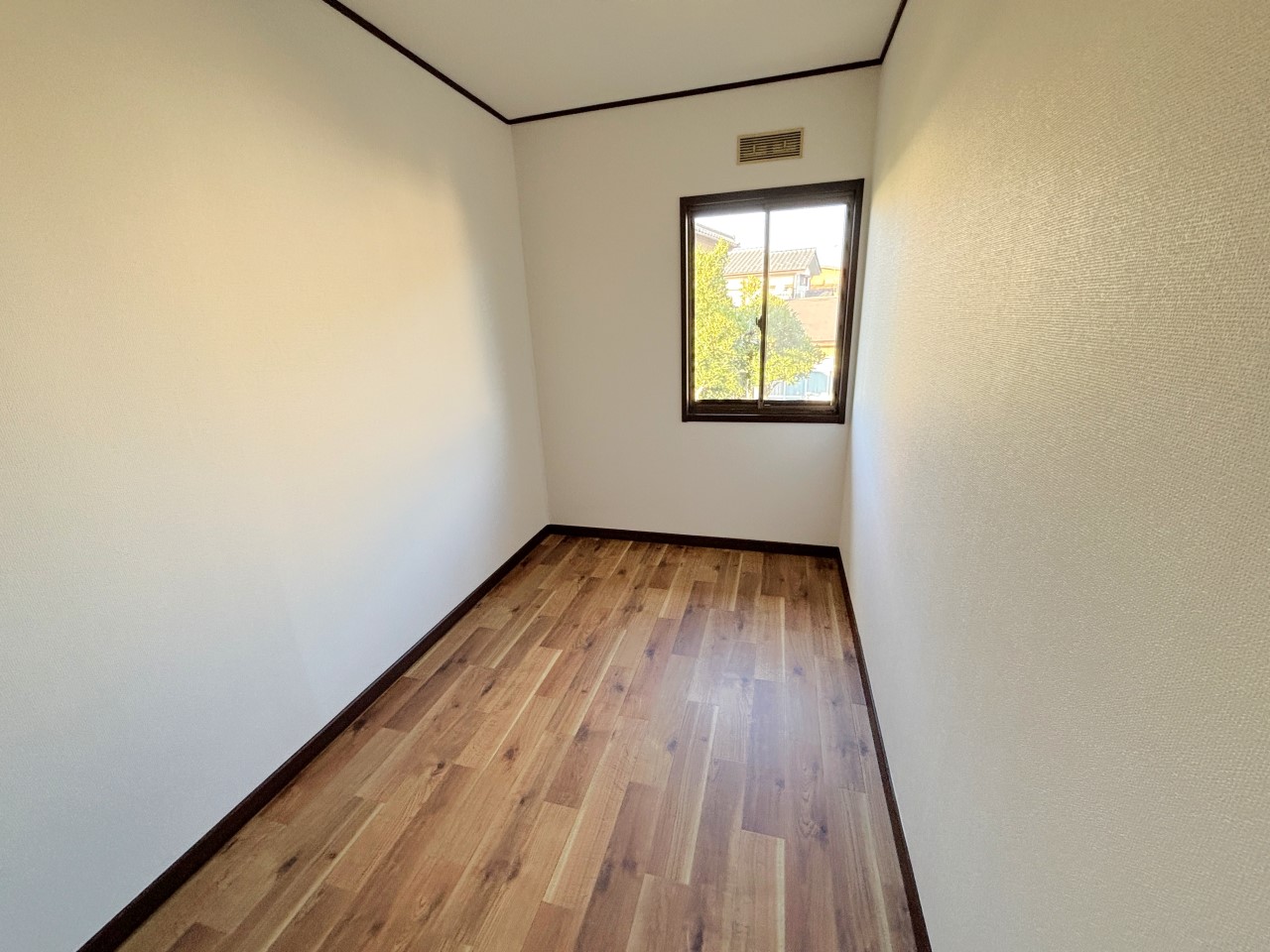 2階和室の横には納戸がございます。季節の家電などの大きなものもたくさん収納できます。※2025年12月撮影（リフォーム後写真）