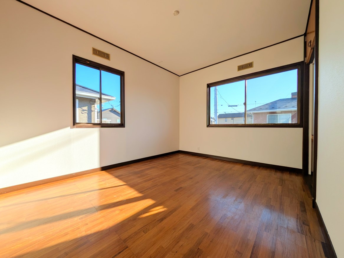 2階の南東側の洋室です。朝日がたっぷりと差し込み、お部屋の隅まで明るくしてくれます。※2025年12月撮影（リフォーム後写真）