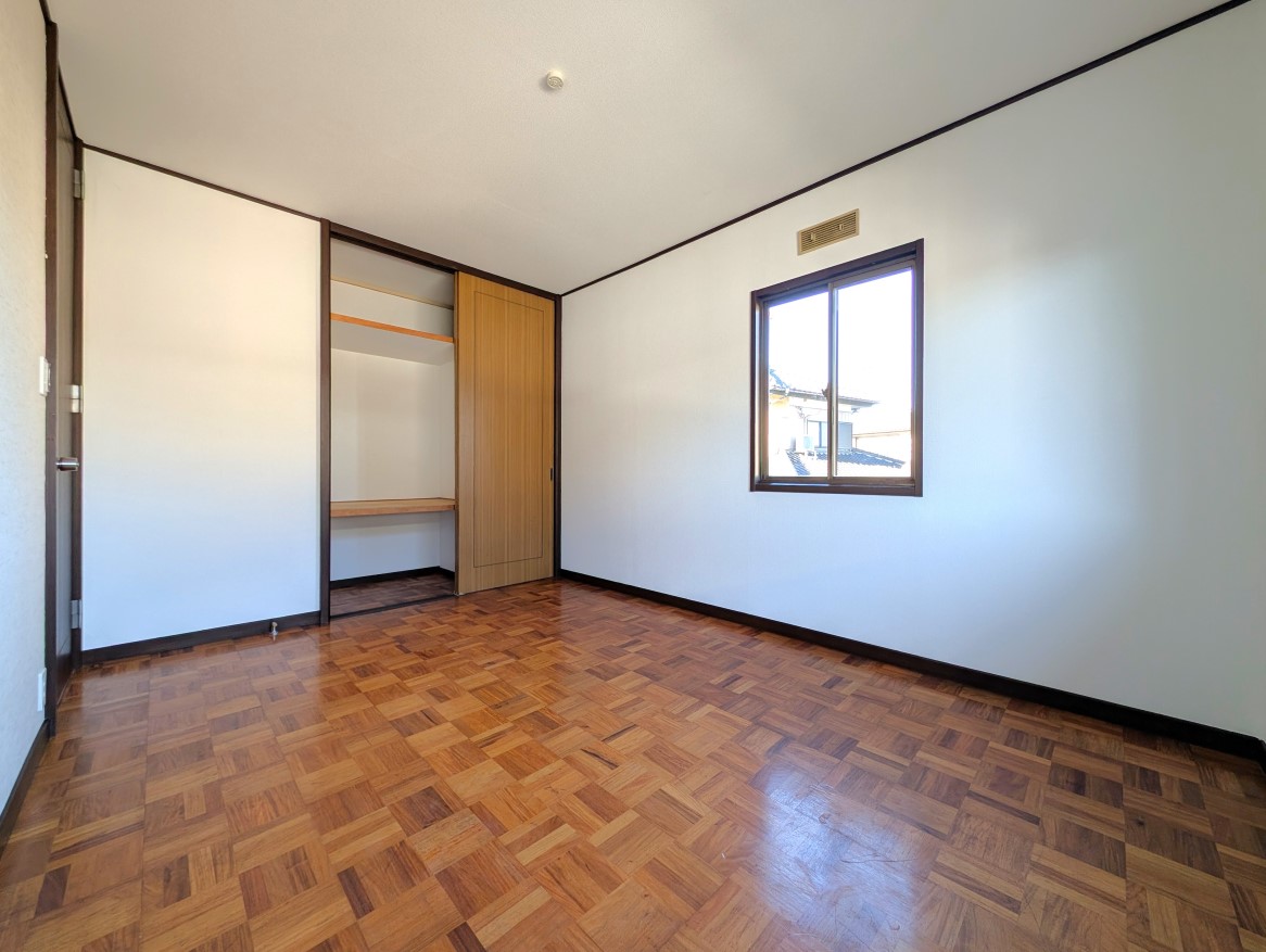 2階の北東側の洋室です。2階は各居室に収納スペースが付いているので、お部屋をより広く活用することができます。※2025年12月撮影（リフォーム後写真）