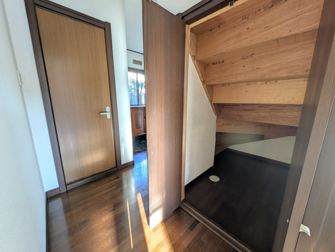 1階廊下には階段下収納があるので、日用品などをしまうことができます。※2025年12月撮影（リフォーム後写真）