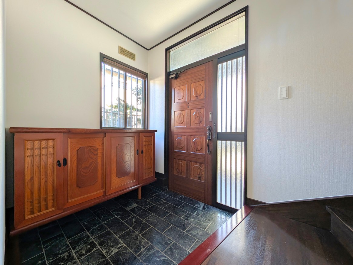 落ち着きのある玄関は広々としたスペースを確保しています！※2025年12月撮影（リフォーム後写真）