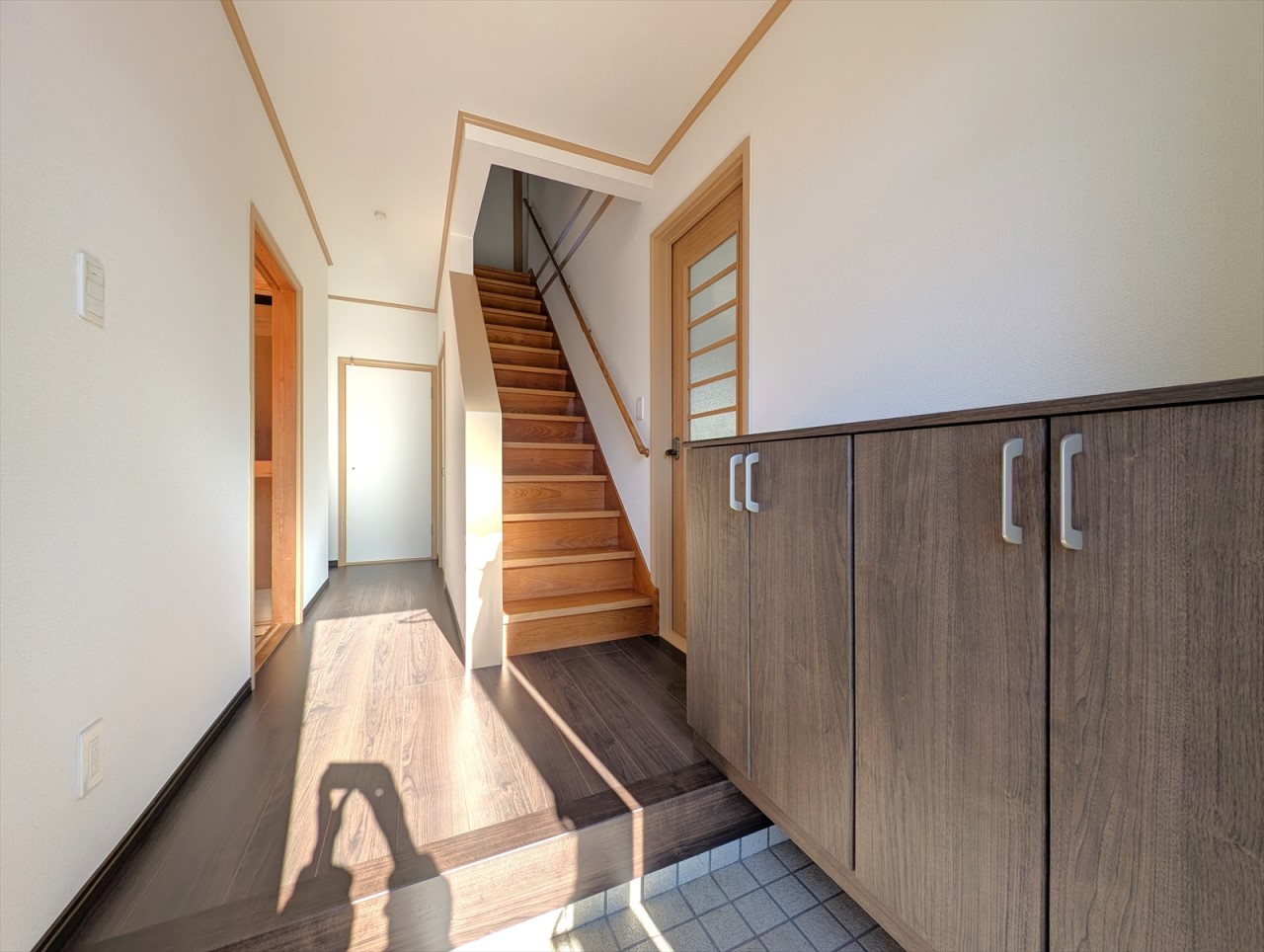 南向きの陽当たり良好な玄関です！下駄箱付きなので散らかりがちな玄関をいつもすっきりと保てます♪(2026年1月撮影)※リフォーム後写真