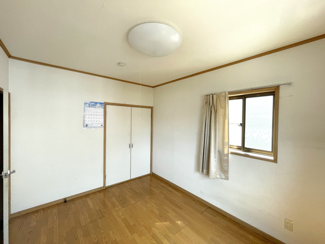 木のぬくもりが感じられる色合いの優しいお部屋となっています。※2025年6月撮影