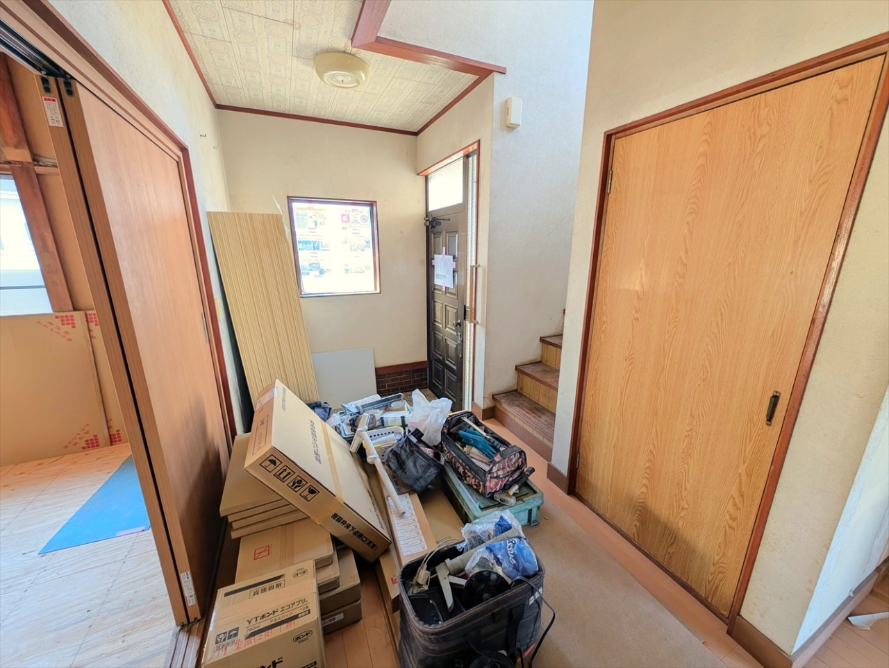 広々とした玄関ホールです！廊下にも収納スペースがあるので、掃除用具や日用品のストックなどをしまっておけます♪(2026年1月撮影)※リフォーム中写真