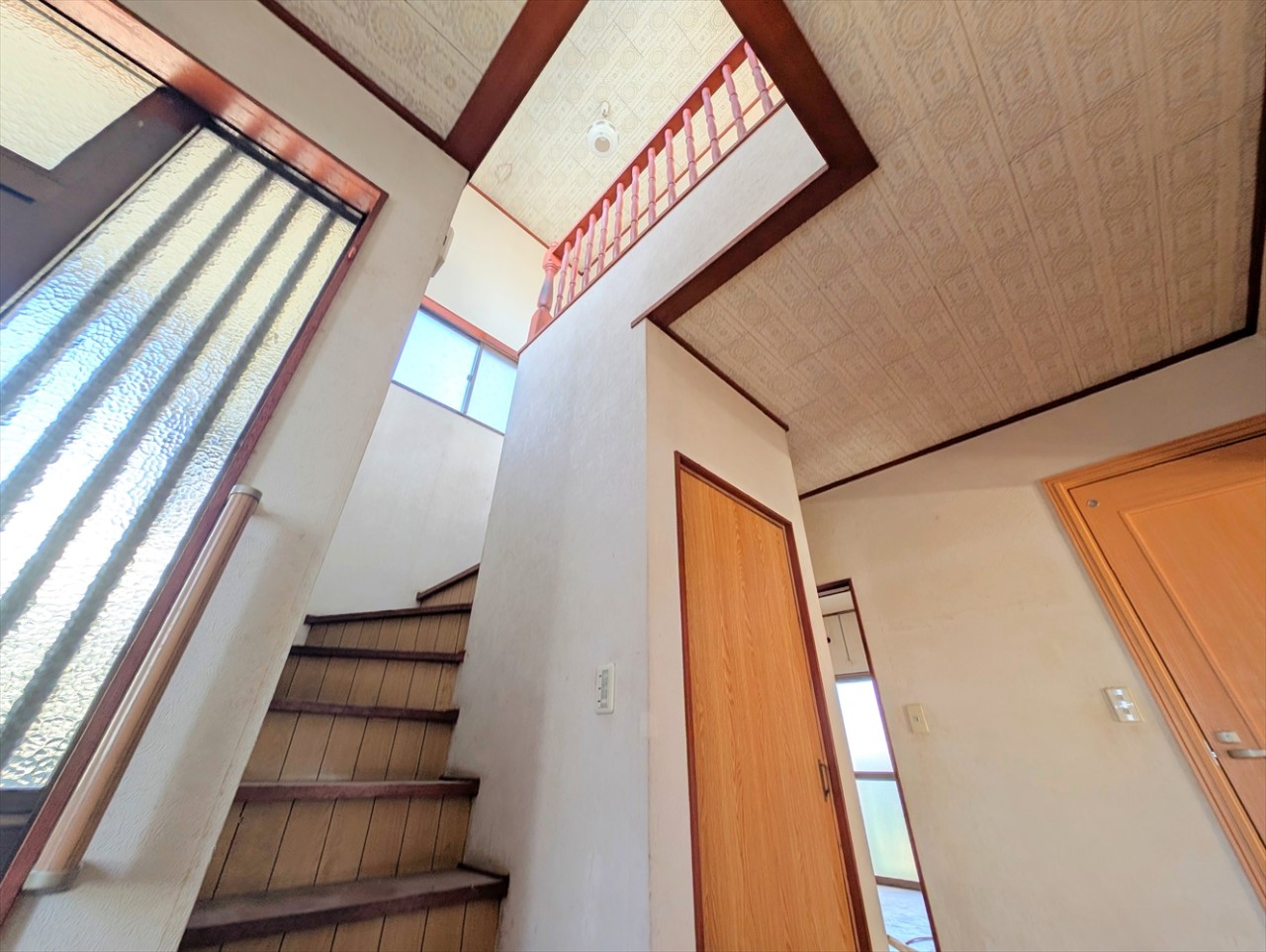 階段上部が吹き抜けになっているので、玄関がより広く明るい印象になります♪(2026年1月撮影)※リフォーム中写真