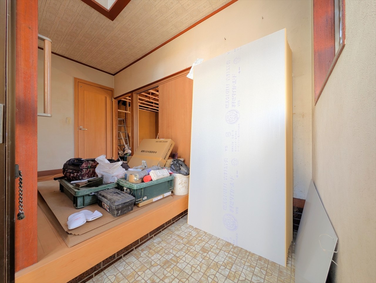 大人が二人並んで座ってもゆとりある広さの玄関です！お買い物後の荷物の運び入れも楽ちんですね♪(2025年10月撮影)※リフォーム前写真