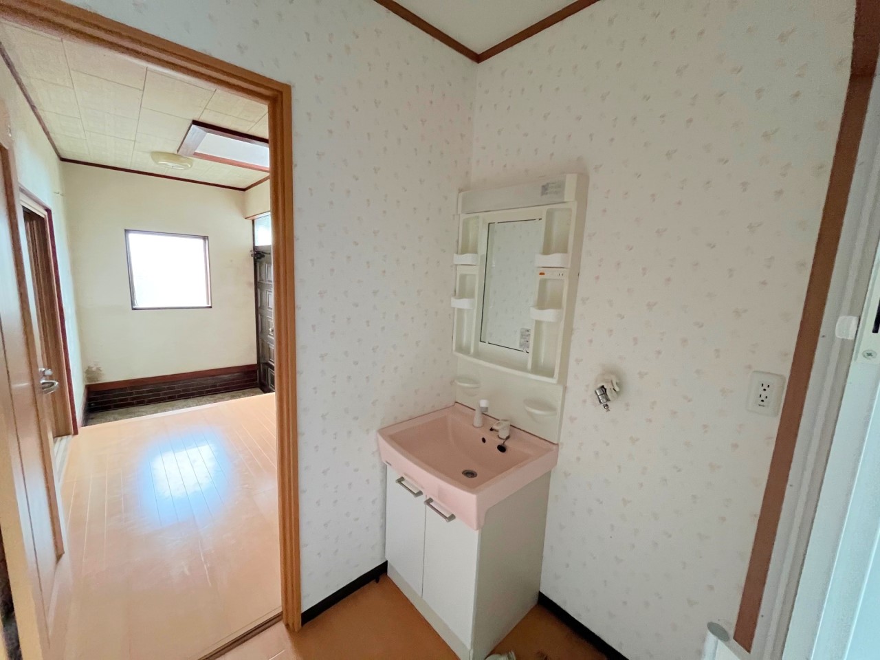 玄関からまっすぐ入れる洗面所！帰宅動線も良好ですね！※2025年8月撮影