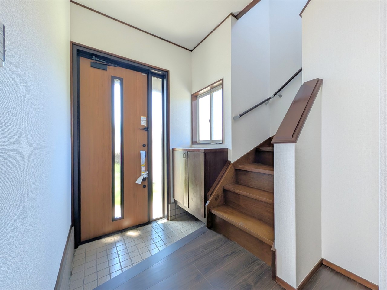 大人が二人並んで座ってもゆとりある広さの玄関です！家族の靴がたくさんしまえる下駄箱付きです♪(2026年4月撮影)※リフォーム後写真