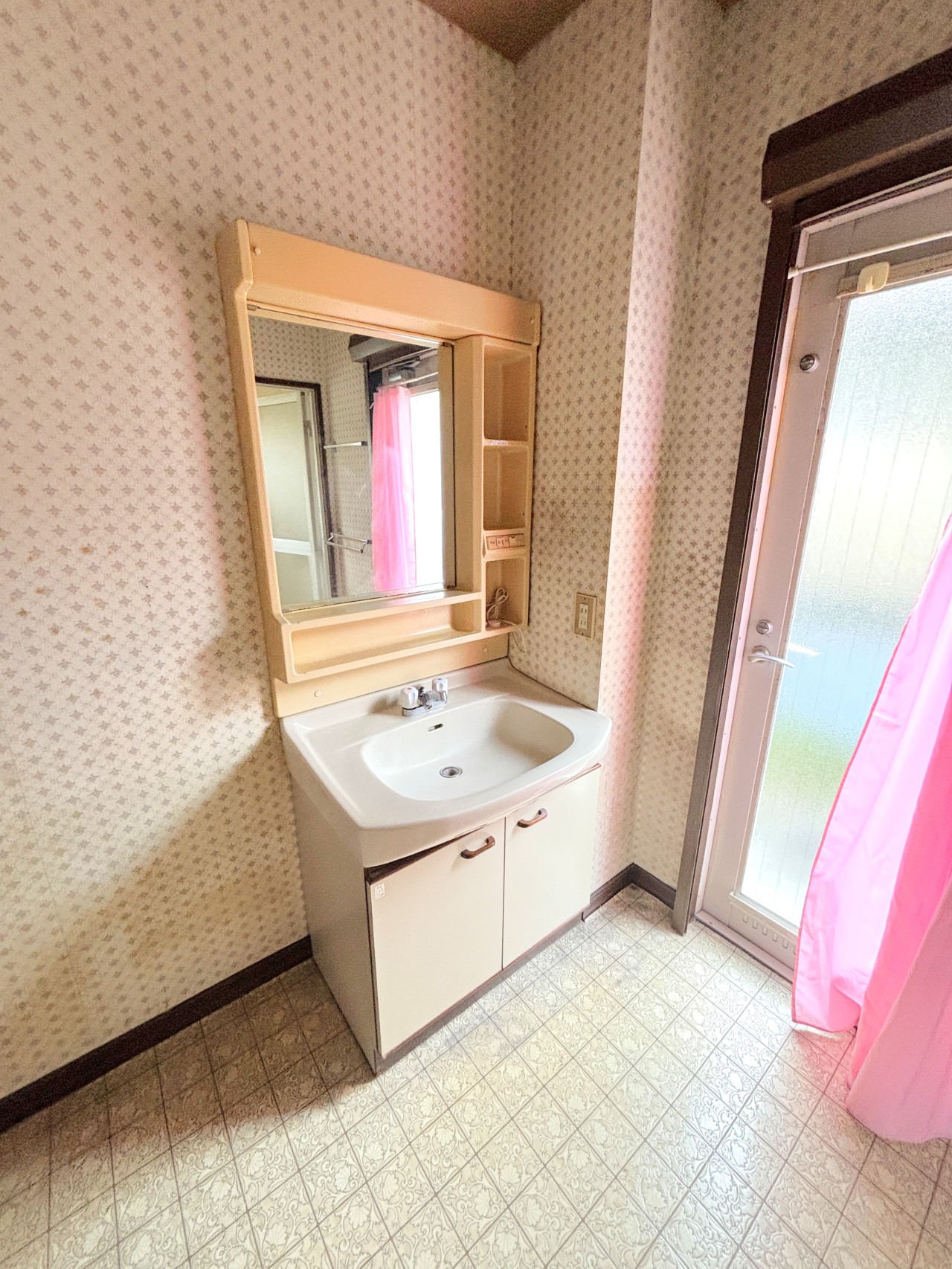 洗濯機を置いてもゆとりのある広さの洗面脱衣室です！※リフォーム前写真(2025年12月撮影)