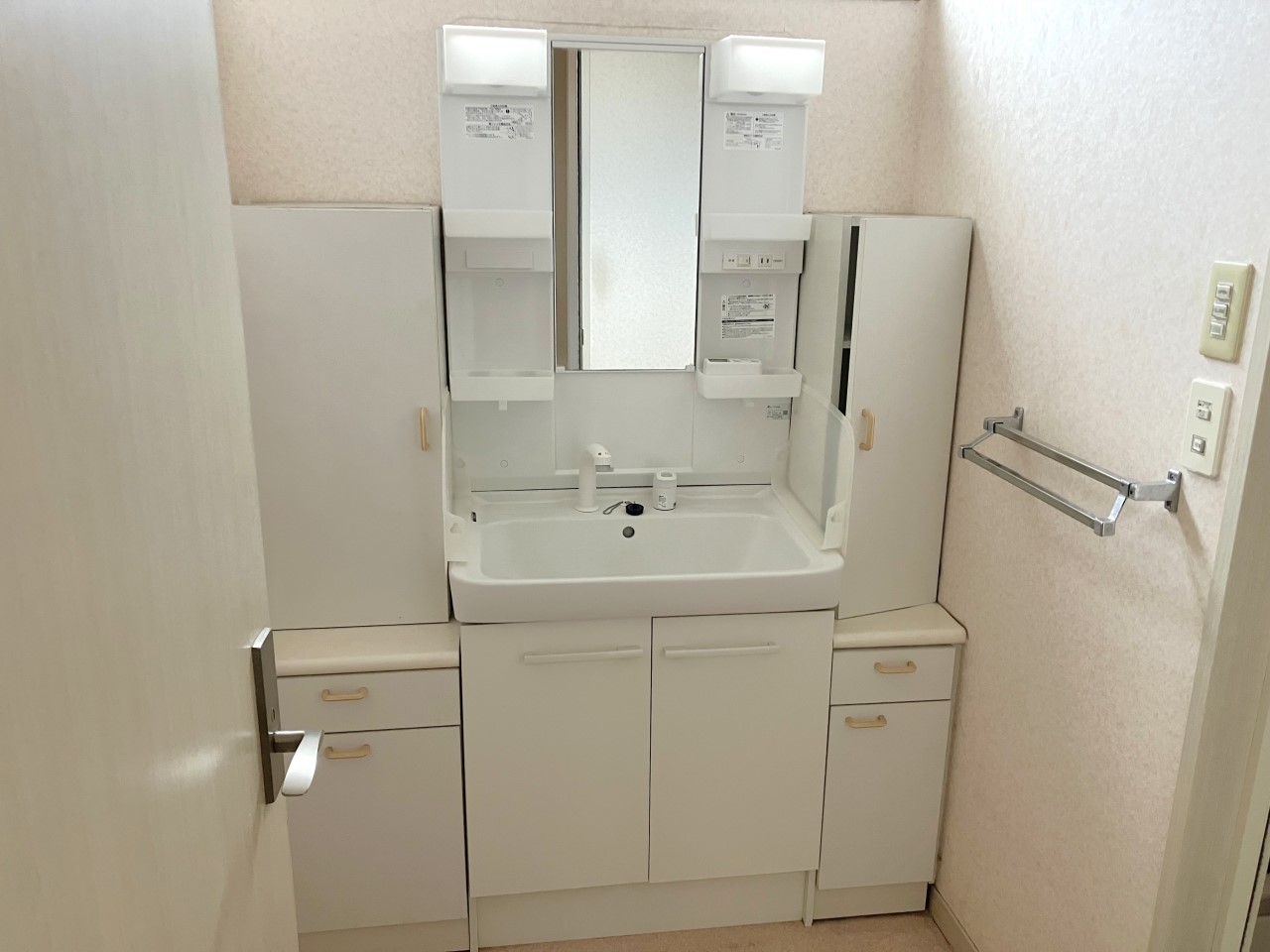 玄関からそのまま洗面所へ！帰宅動線も良好ですね！　※2025年9月撮影