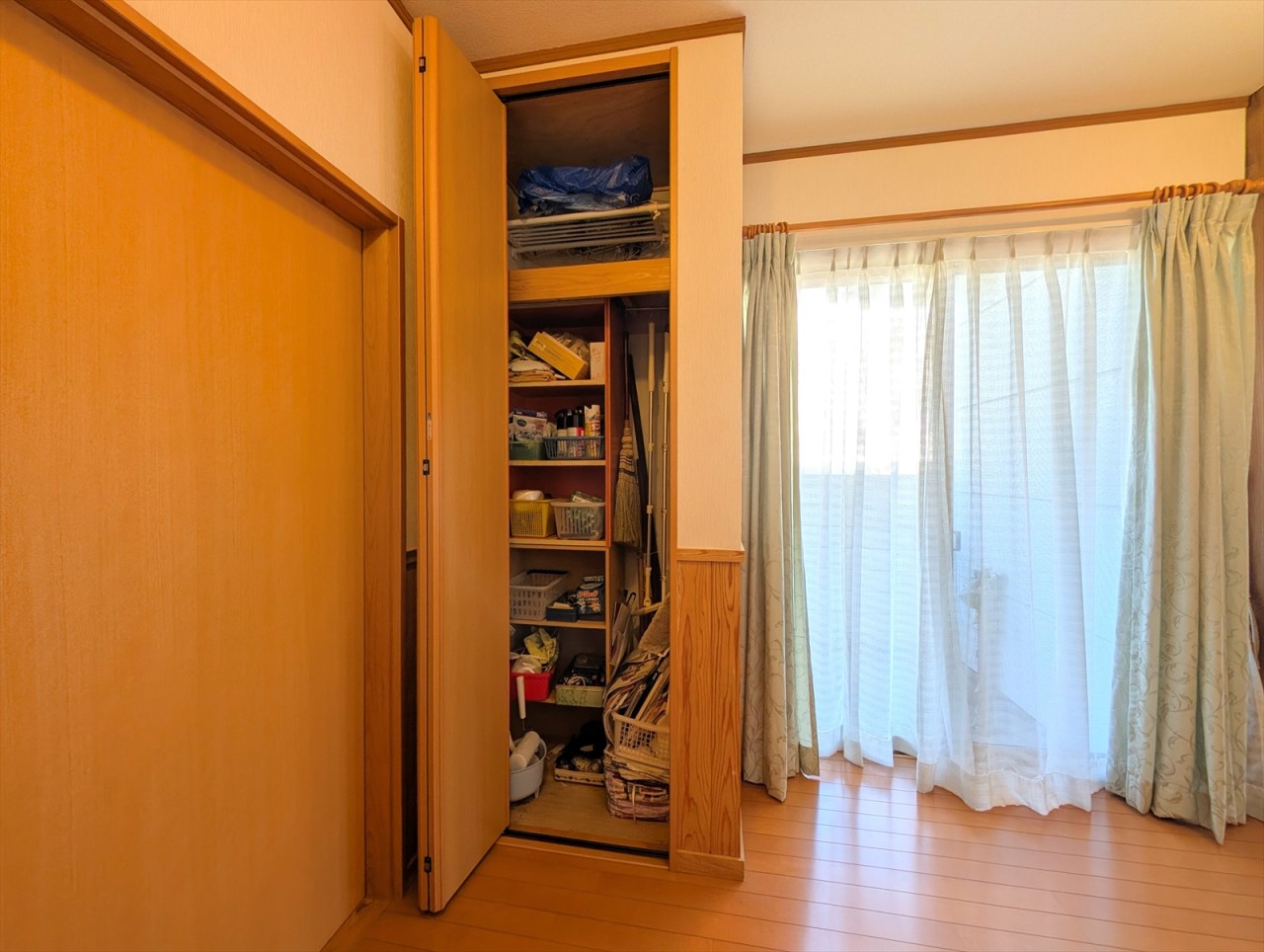 廊下にも収納スペースがございます！掃除用具や日用品のストックなどもしまえて便利です♪(2026年1月撮影)