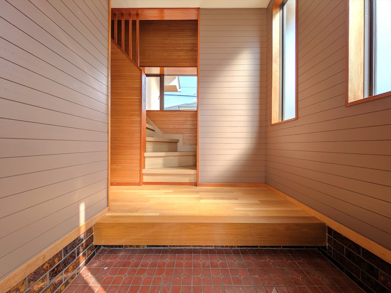 大人が二人並んで座ってもゆとりある広さの玄関です！たくさんの窓があるので明るく開放感のある印象にしてくれます♪(2026年3月撮影)※リフォーム後写真