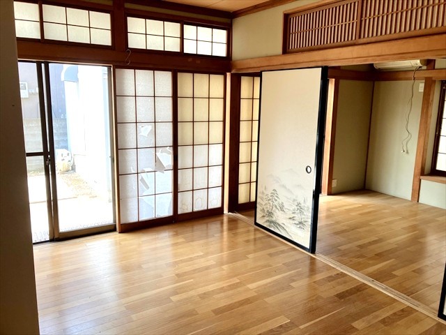 1階の洋室は木のぬくもりが感じられる色合いの優しいお部屋となっています。※2025年4月撮影