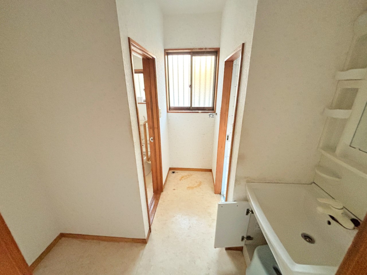 洗濯機を置いてもゆとりのある広さの洗面脱衣室です！※2025年11月撮影※リフォーム前写真