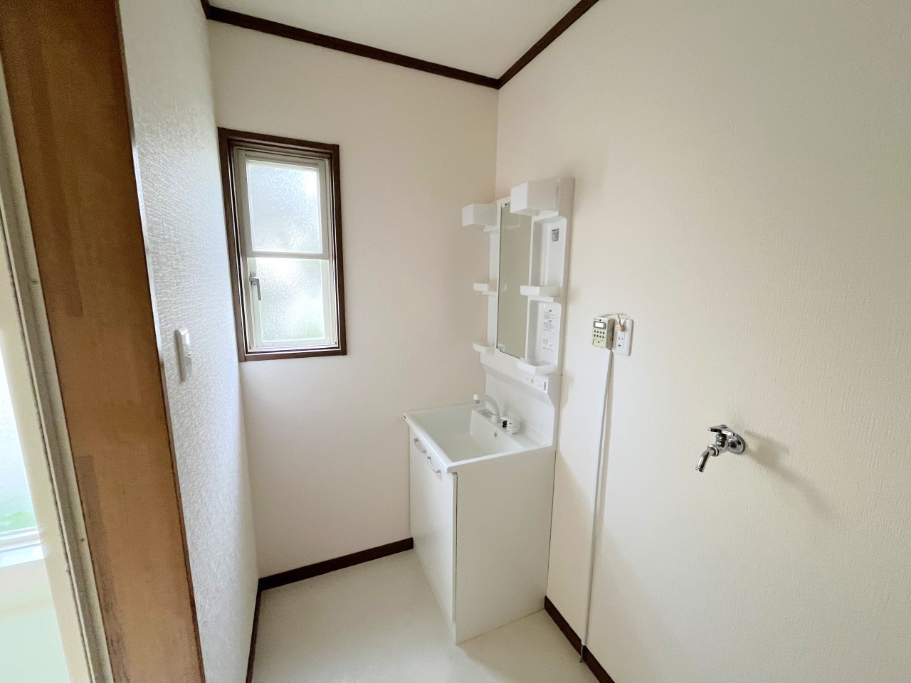 洗面台には小物がしまえる収納スペースもございます。※2025年11月撮影