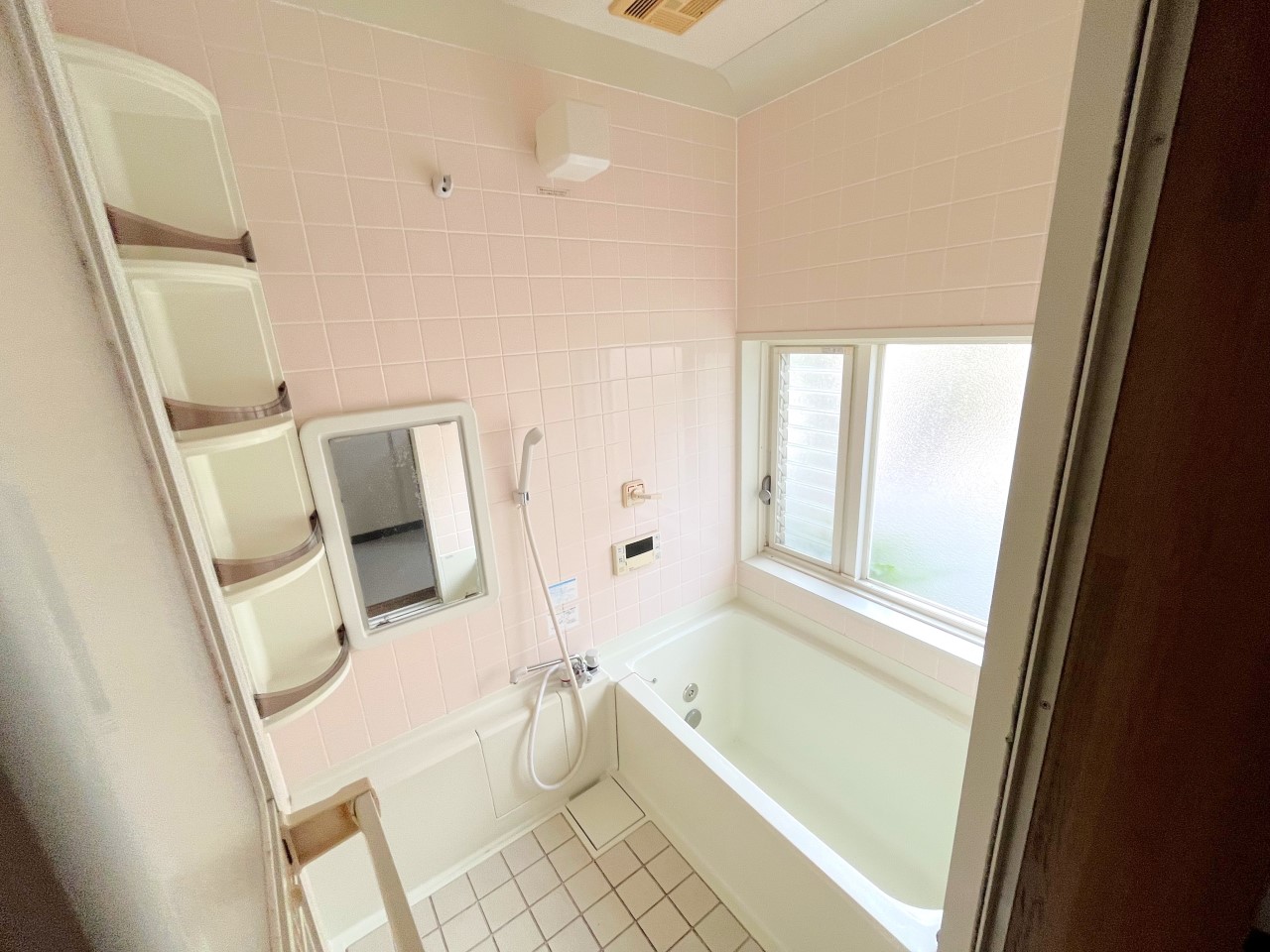 窓のある浴室で換気がしやすく、カビ対策にも嬉しい設計です。※2025年11月撮影