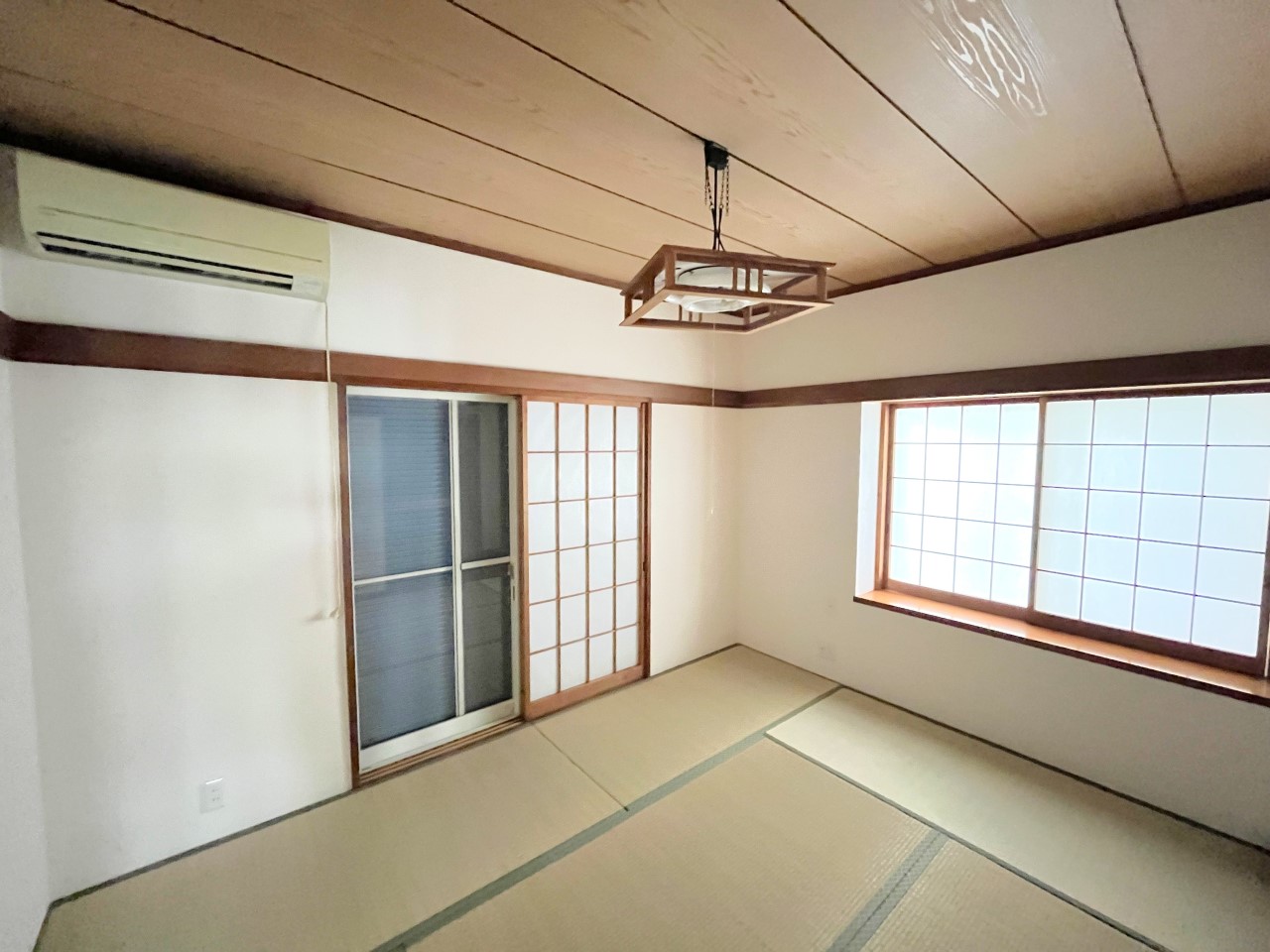 1階和室　畳と大きな窓が温かみある空間にしてくれます。※2025年11月撮影