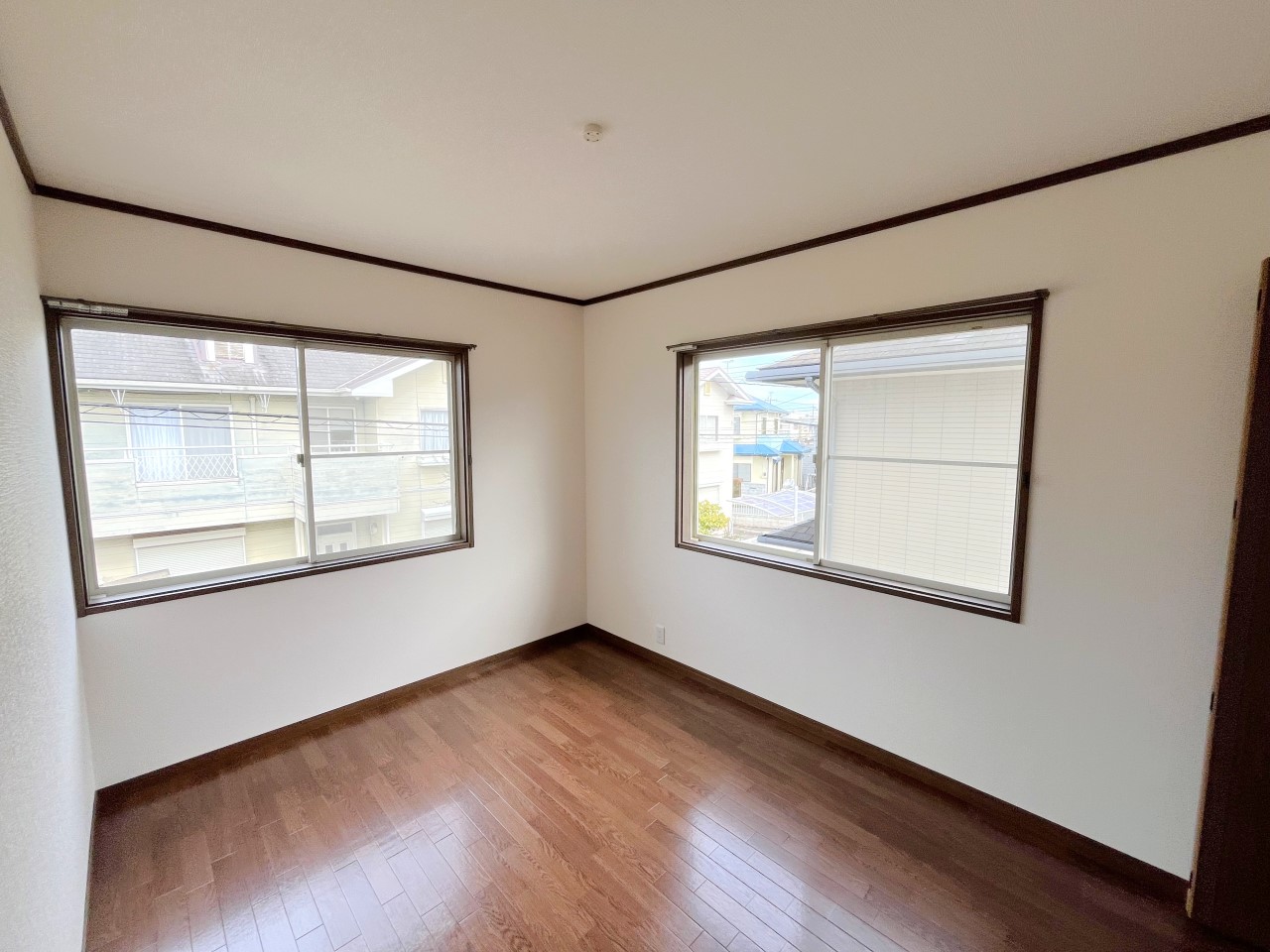 2階南側洋室　色合いの優しいお部屋となっています。※2025年11月撮影