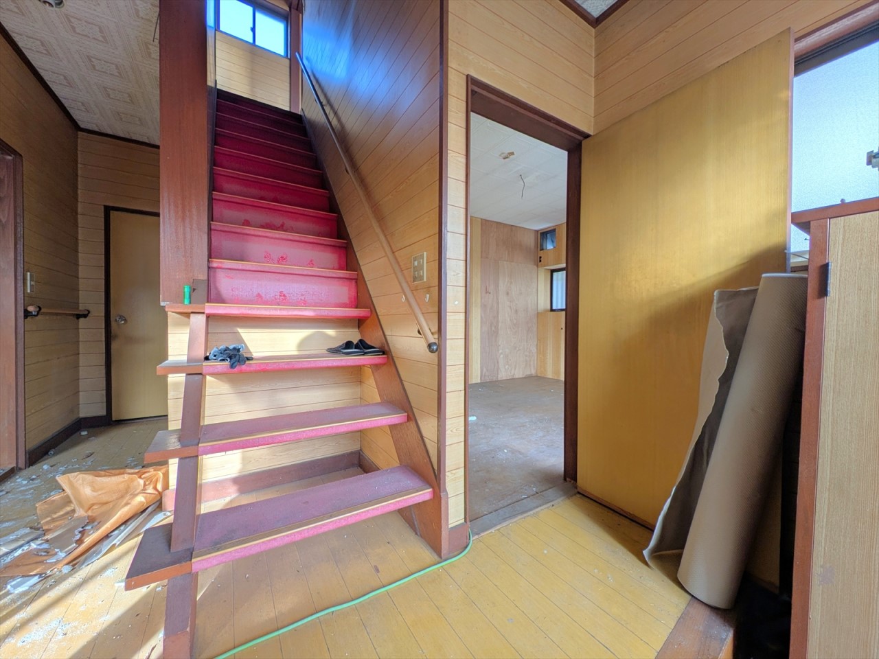玄関入ってすぐに階段があるので来客時でも気を遣わずに2階へ行き来できます♪(2026年1月撮影)※リフォーム中写真