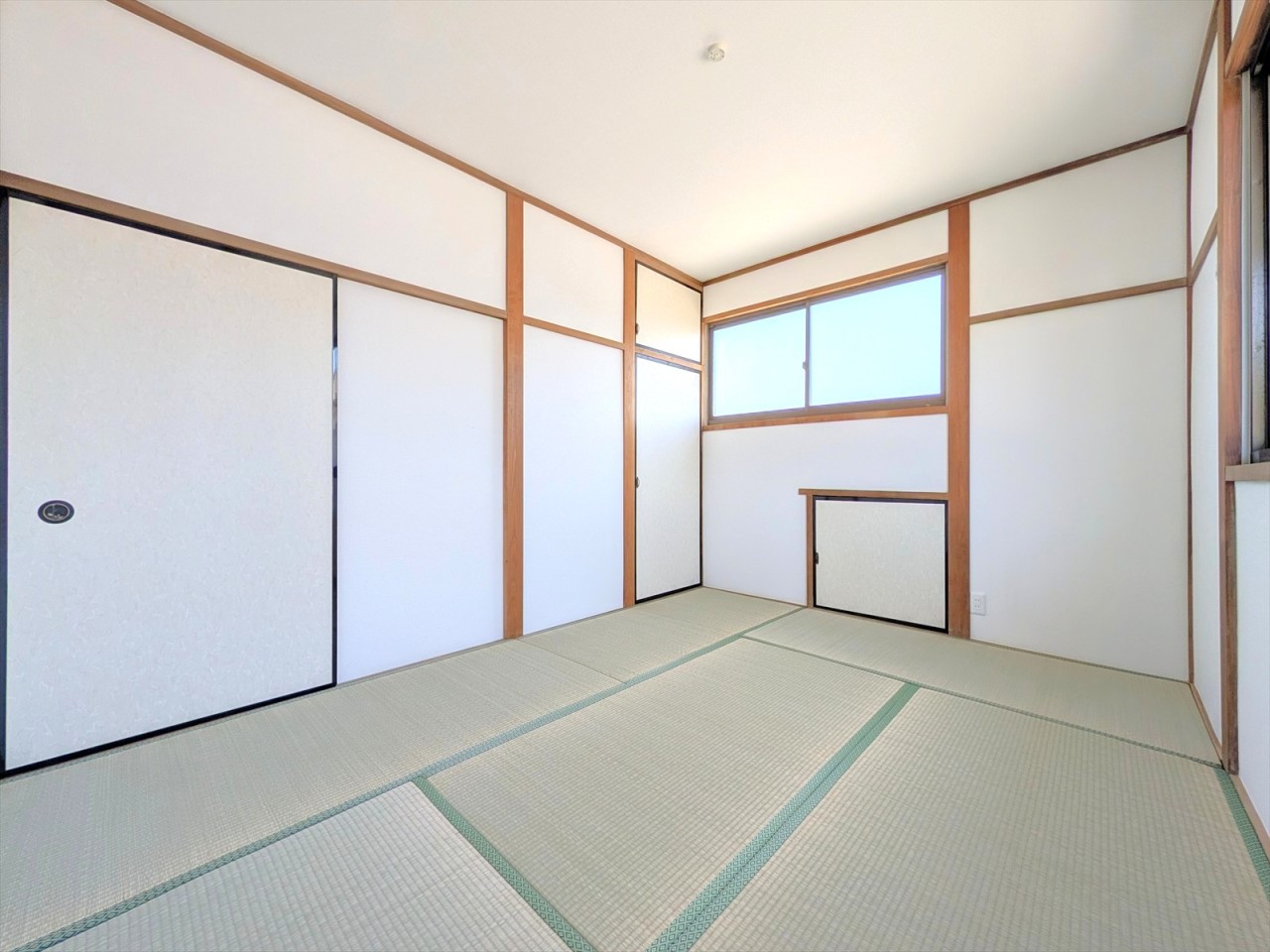 ■2階和室■2か所に収納がある6帖の和室です！畳と二方向の窓が優しく温かみある空間にしてくれます！(2026年6月撮影)※リフォーム後写真