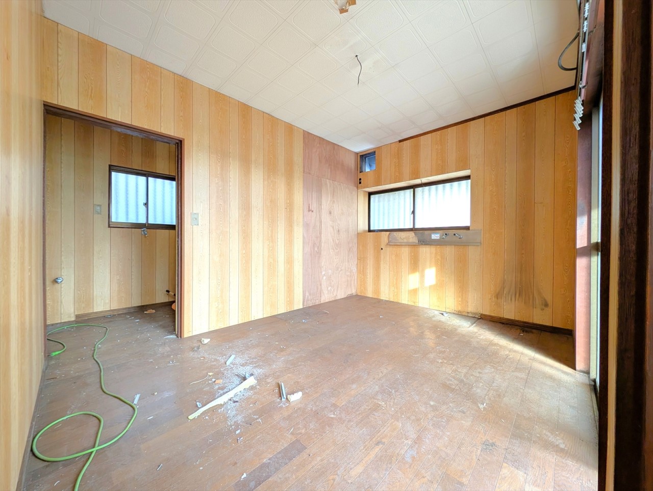 ■1階洋室■キッチンから洋室へリフォーム中です！玄関入ってすぐのお部屋なので客間にも便利です♪(2026年1月撮影)※リフォーム中写真